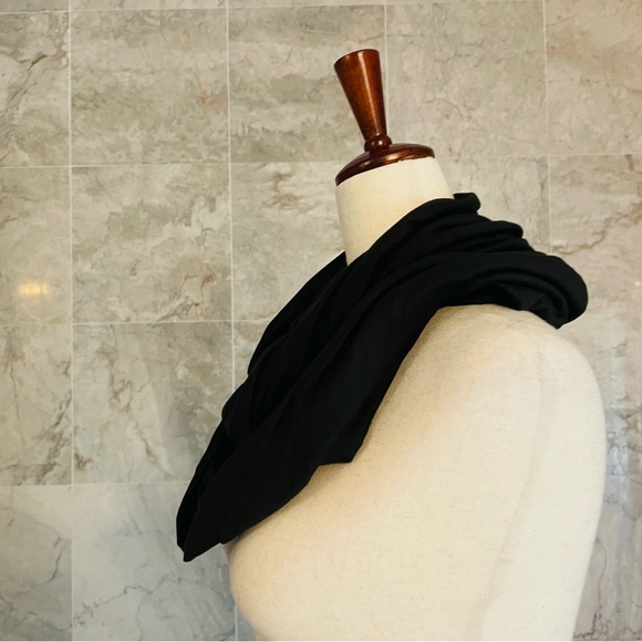 Beyond Yoga Pocket Infinity Scarf - Picture 4 of 6